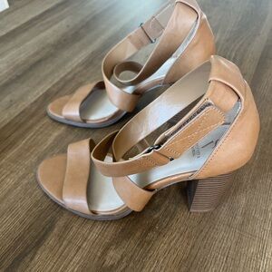 Simply Vera Vera Wang Tan Heels